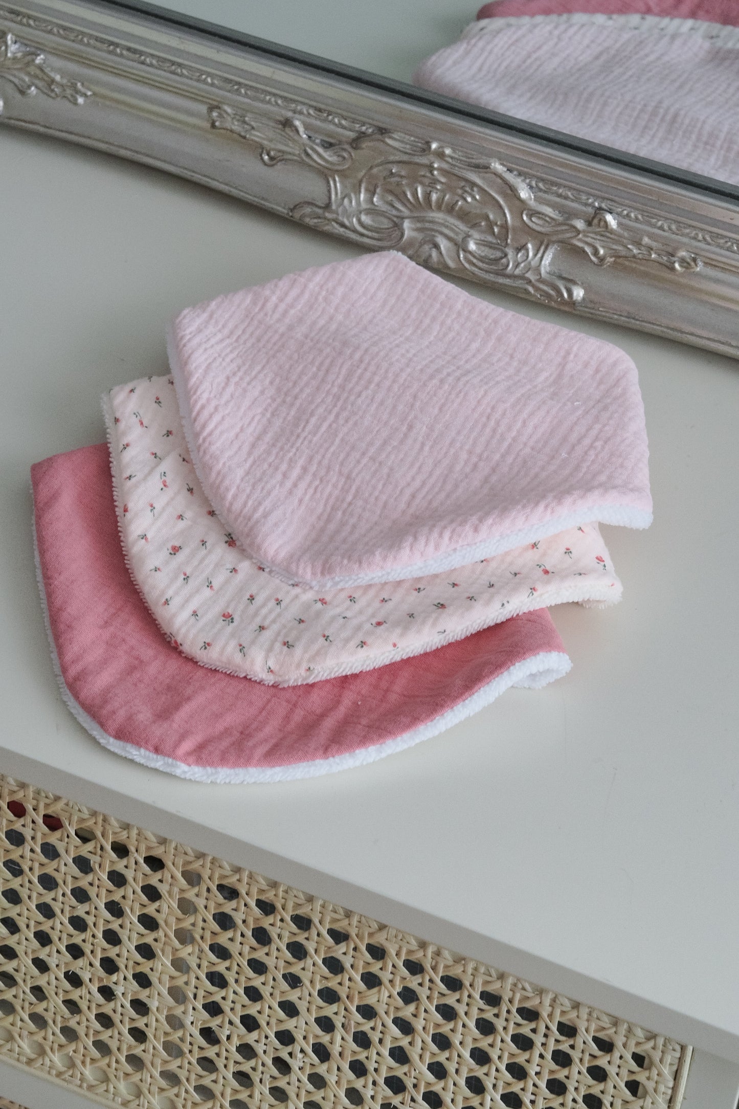 Bavoir bandana rose petale
