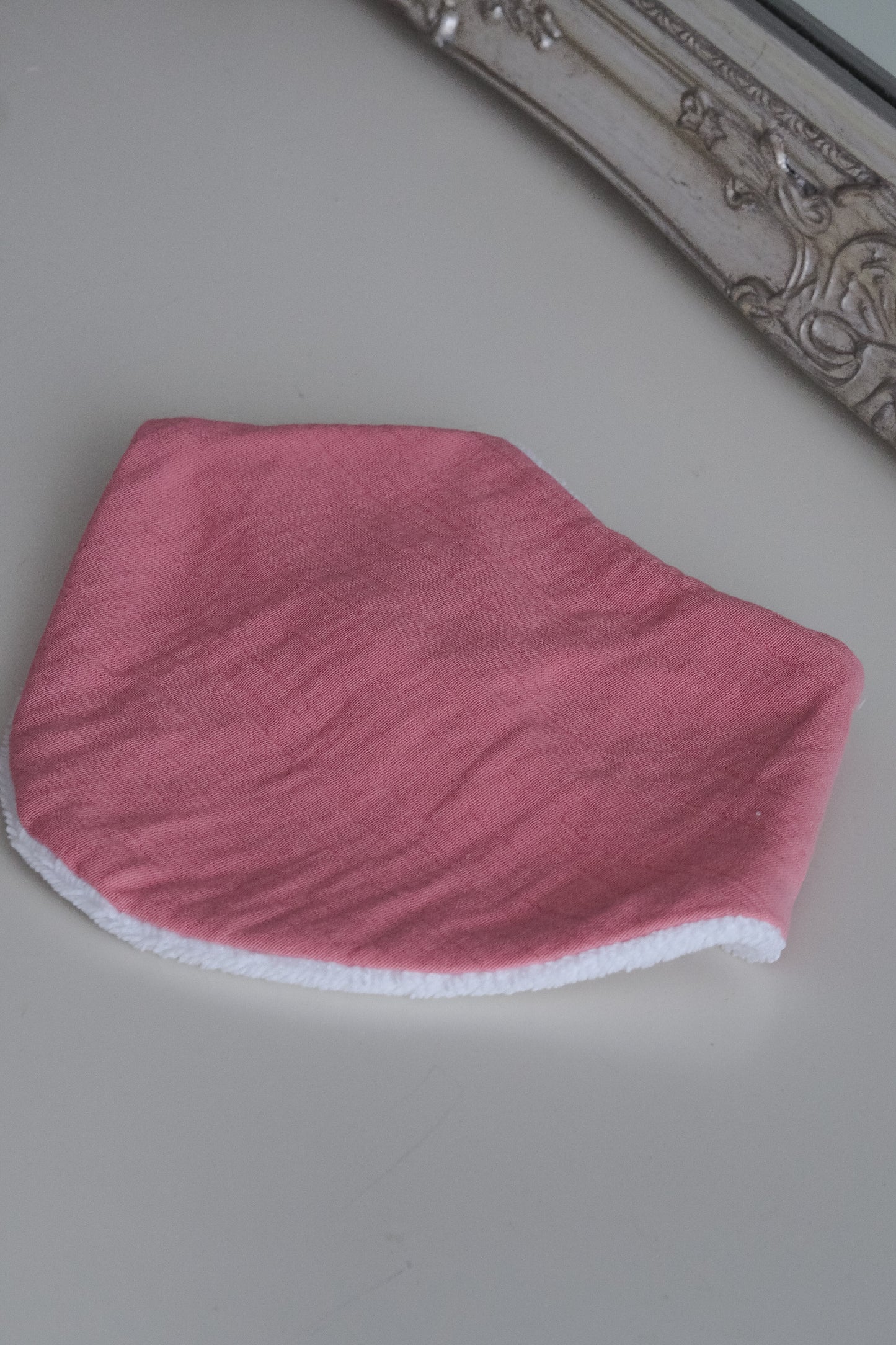 Bavoir bandana rose framboise