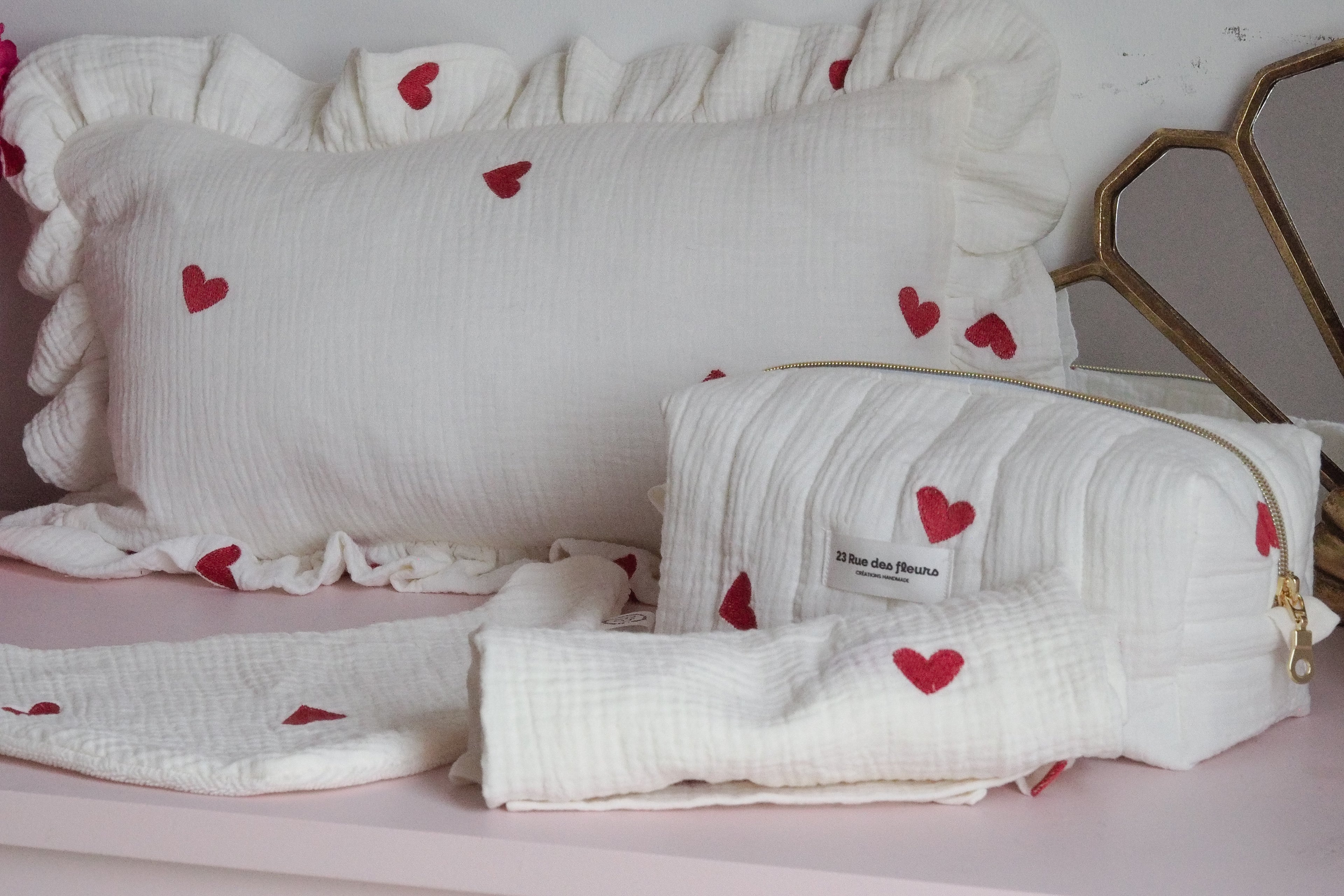 Collection coeur à coeur : gaze de coton blanc brodé avec de jolies coeur rouges