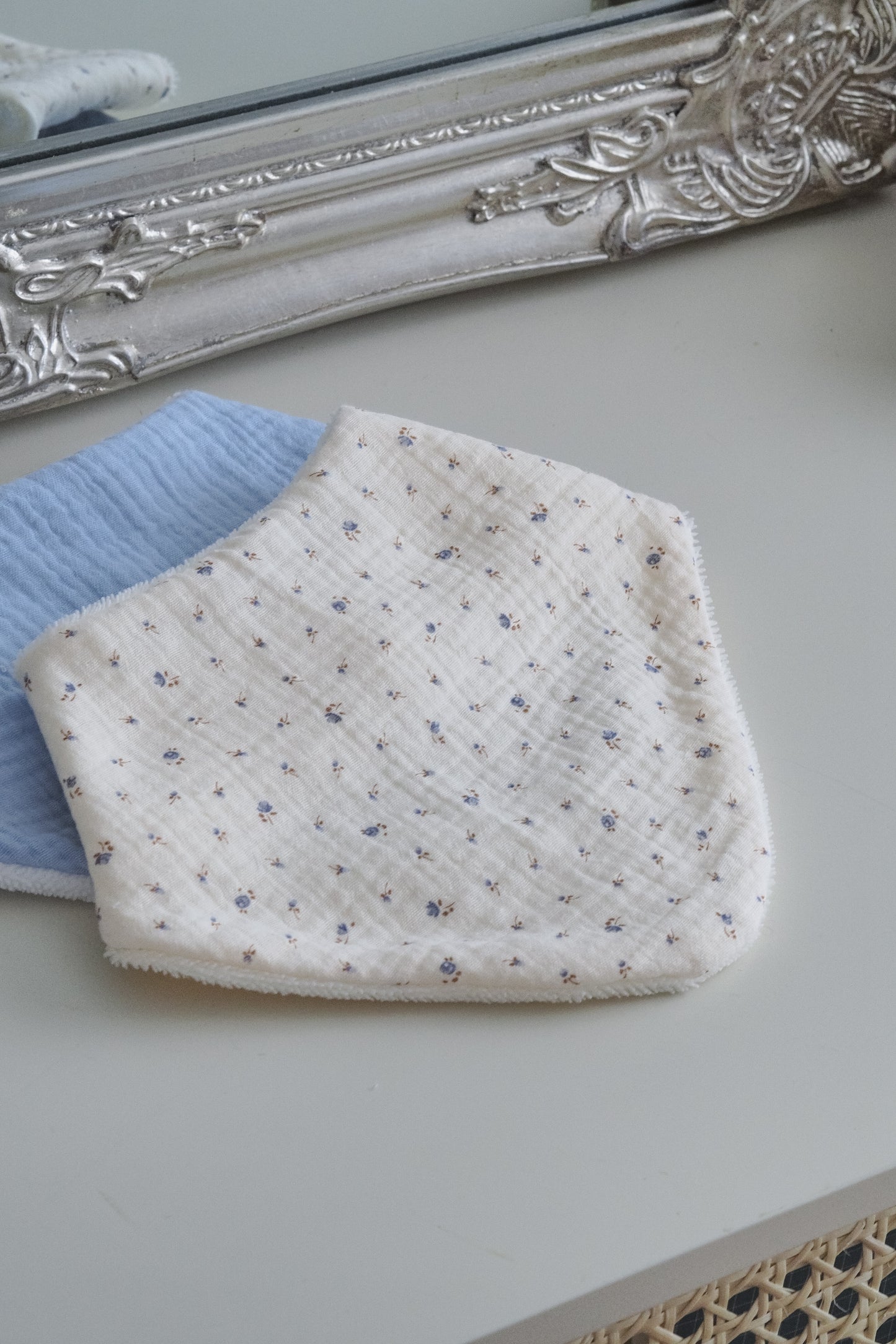 bavoir bandana baby blue roses gaze de coton