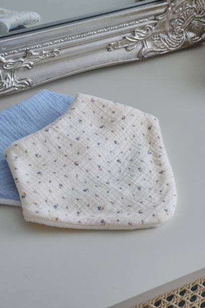 bavoir bandana baby blue roses gaze de coton