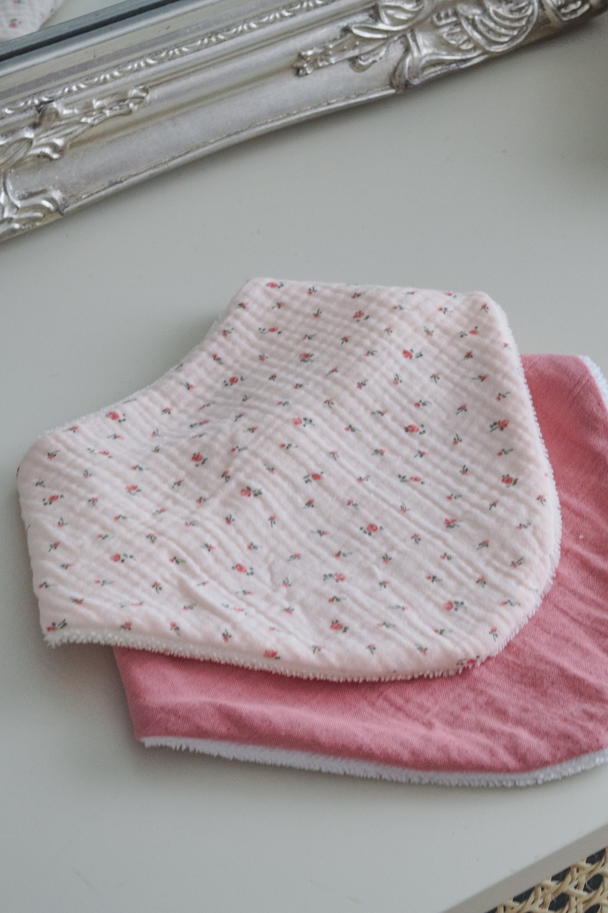 bavoir bandana baby pink roses gaze de coton