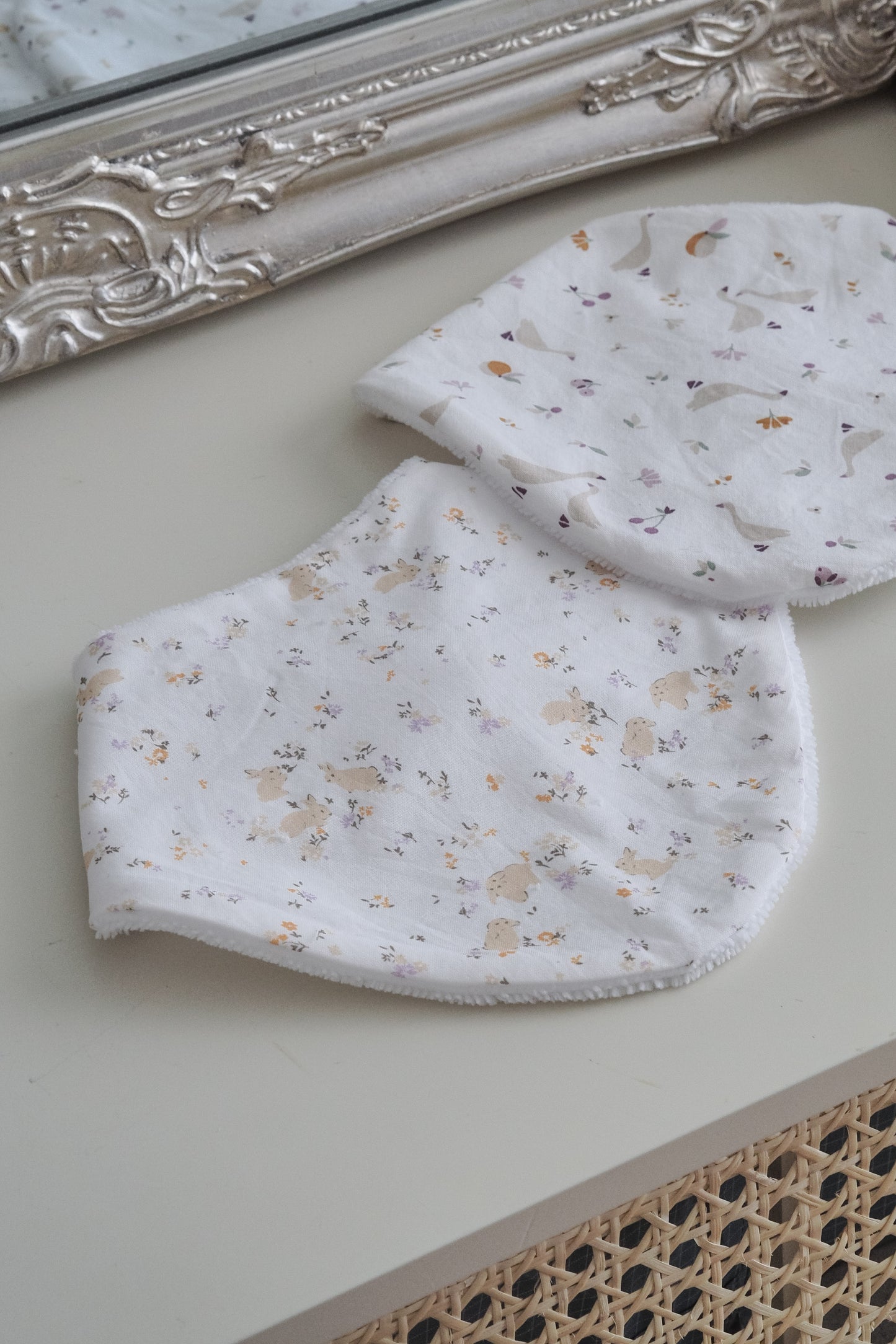bavoir bandana bunny and flowers