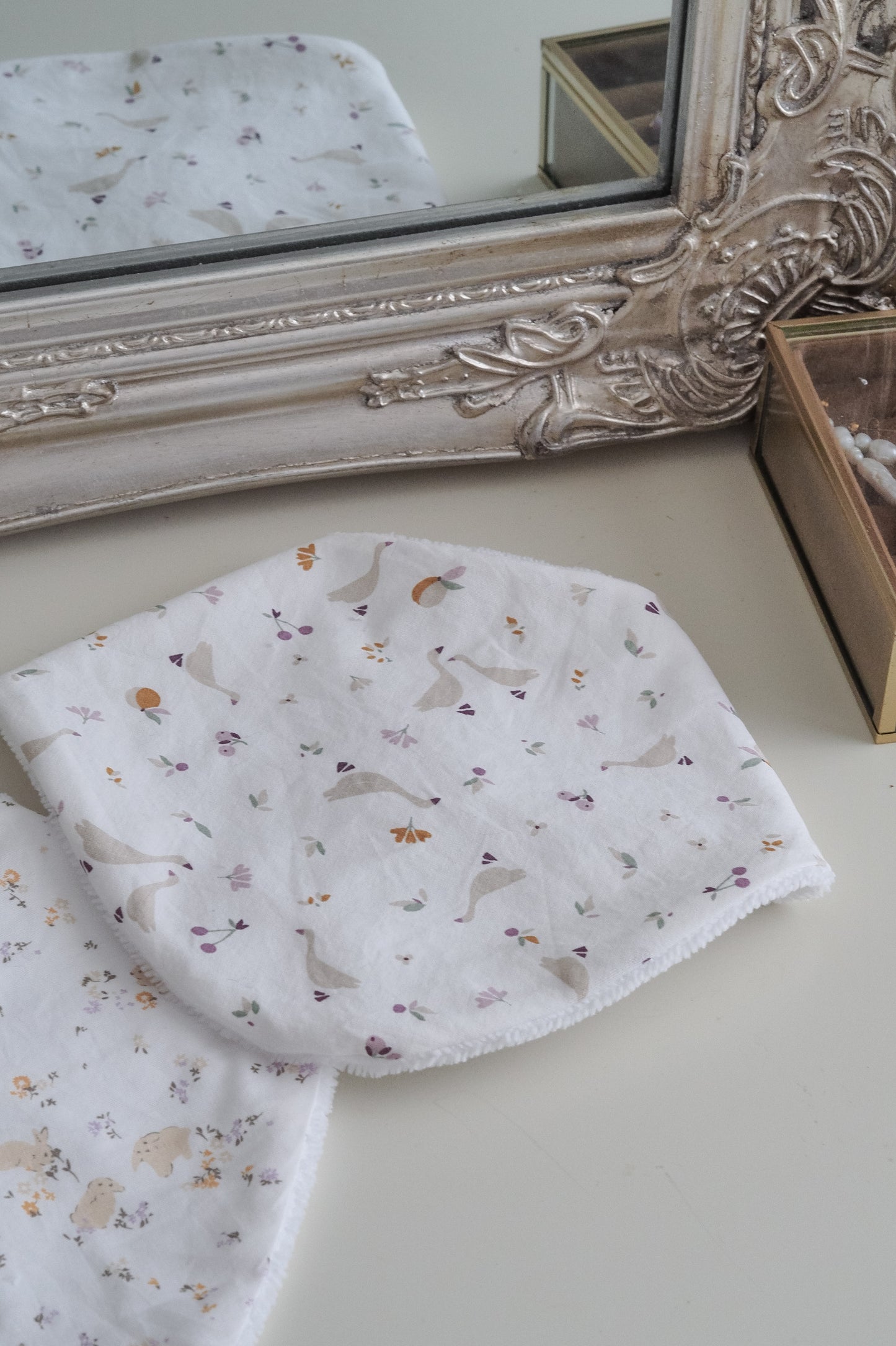 bavoir bandana dahlia l'oie en coton