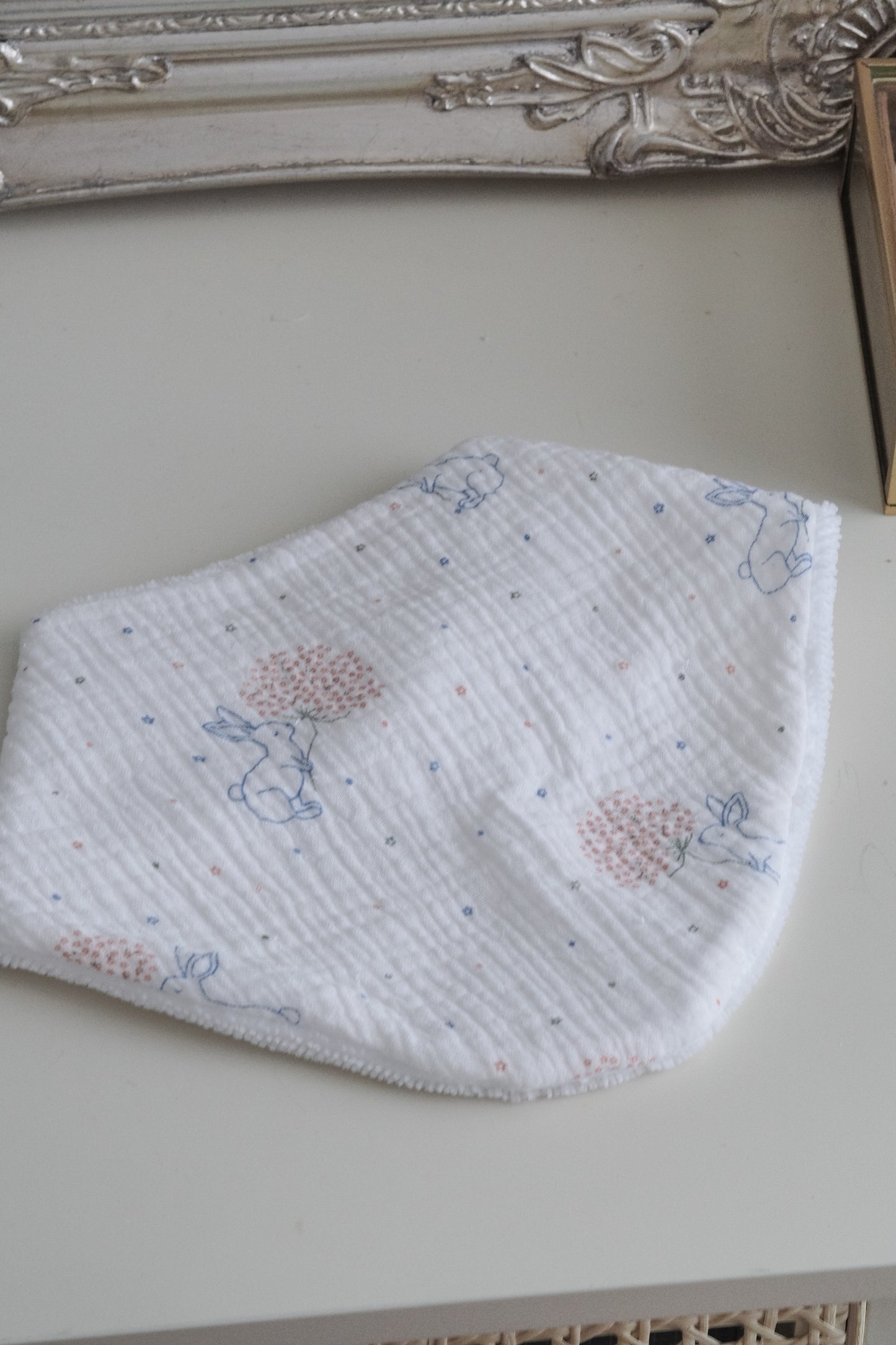 bavoir bandana doux lapin en double gaze de coton