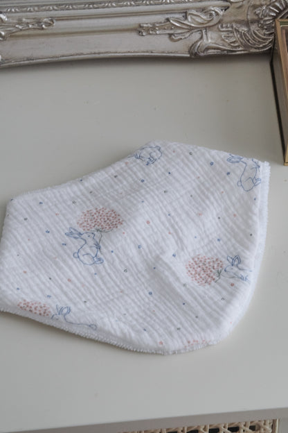 bavoir bandana doux lapin en double gaze de coton