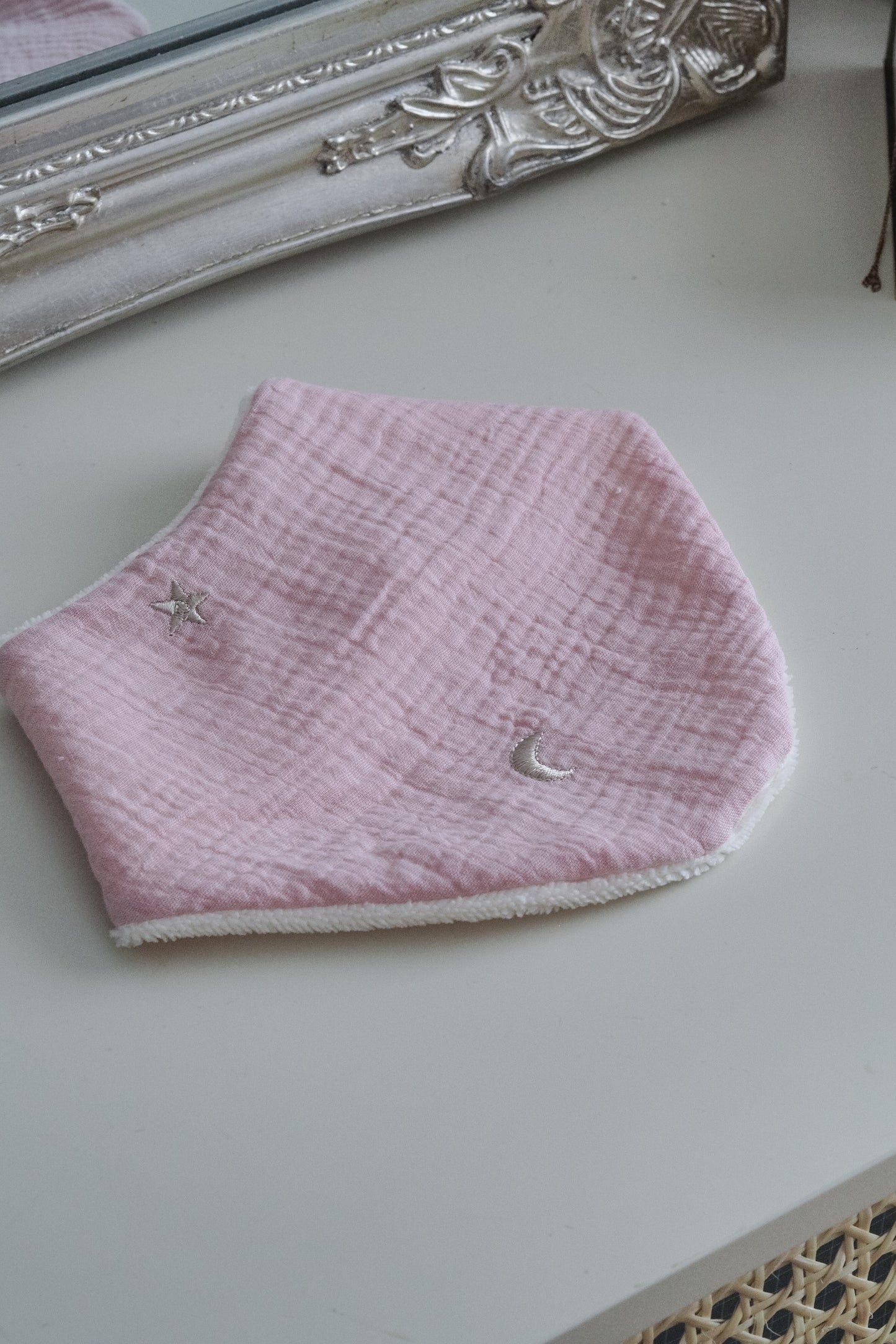 bavoir bandana moon dusty rose gaze de coton