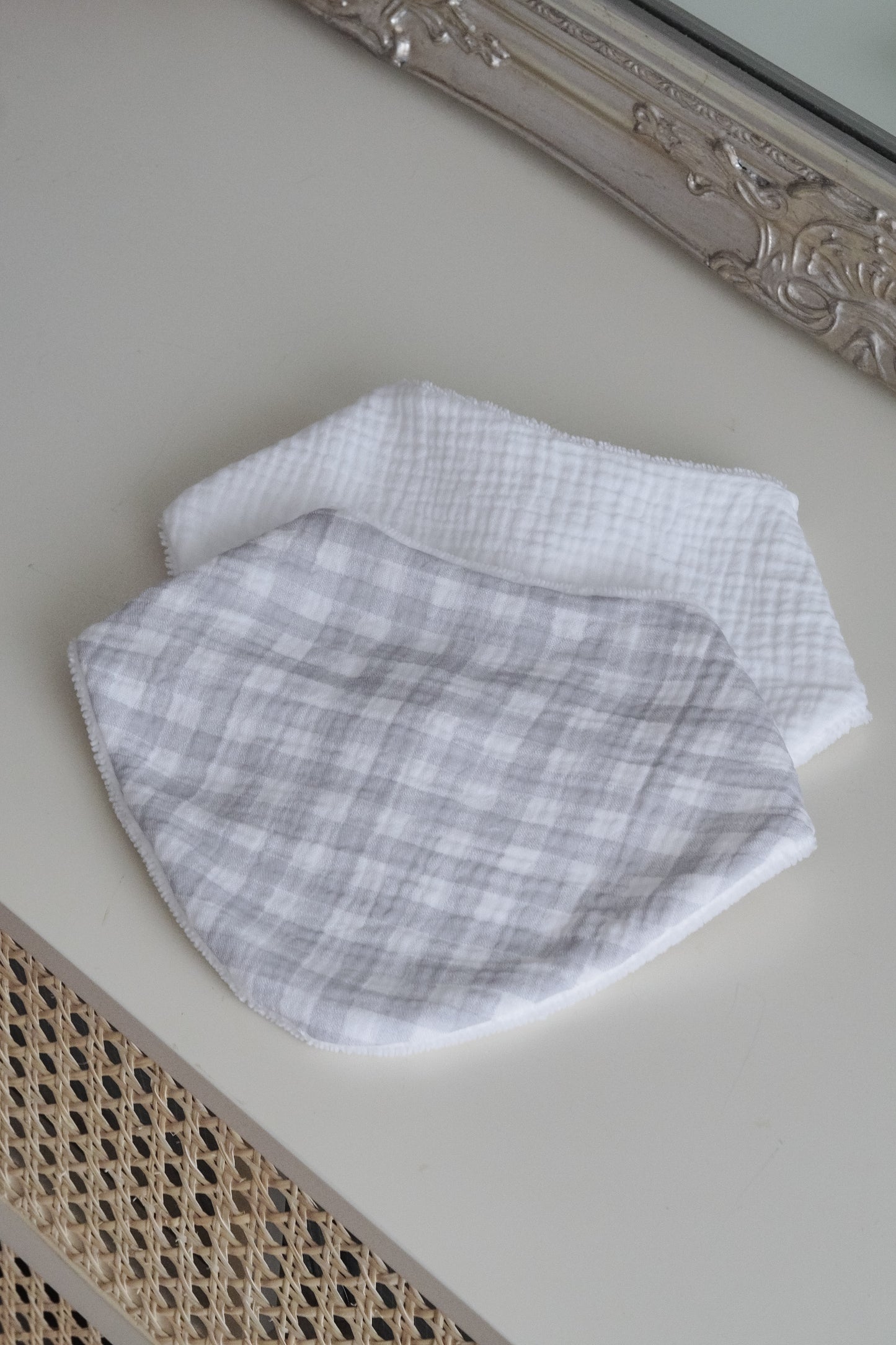 bavoir bandana vichy gris gaze de coton