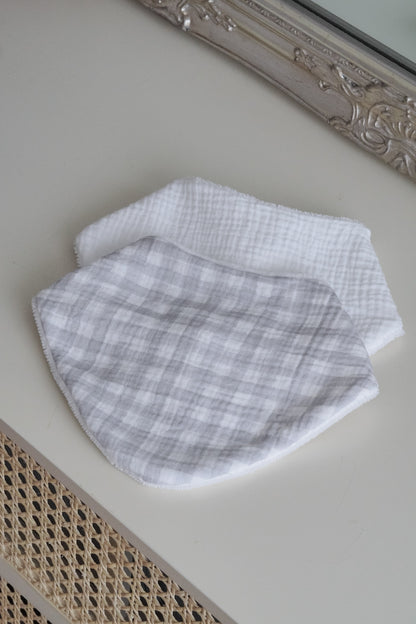 bavoir bandana vichy gris gaze de coton